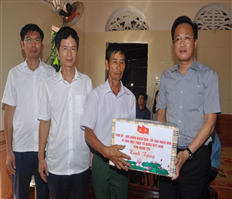 Bí thư Tỉnh ủy Nguyễn Hữu Nghĩa thăm, tặng quà người có công, gia đình liệt sĩ tại huyện Tiên Lữ