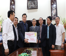 Đồng chí Bí thư Tỉnh ủy Nguyễn Hữu Nghĩa thăm, tặng quà đảng viên cao tuổi Đảng tại thành phố Hưng Yên