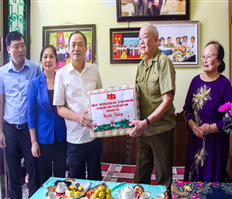 Đồng chí Trần Quốc Văn, Phó Bí thư Tỉnh ủy, Chủ tịch UBND tỉnh thăm, tặng quà người có công với cách mạng tại thành phố Hưng Yên