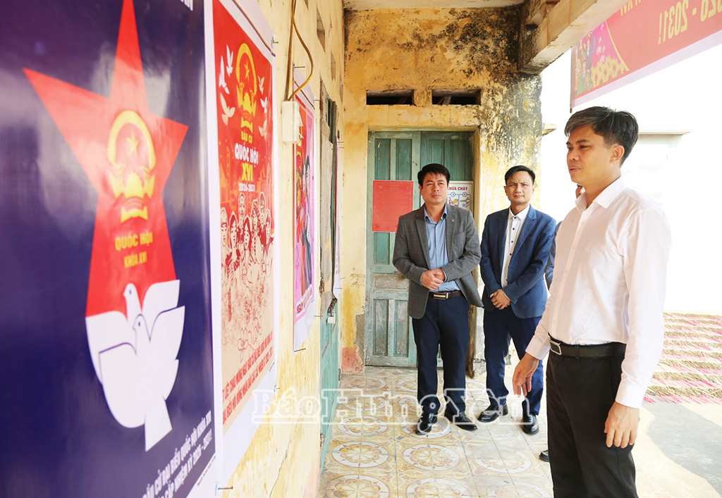 Đồng chí Trưởng ban Tuyên giáo và Dân vận Tỉnh ủy kiểm tra công tác chuẩn bị bầu cử tại các địa phương