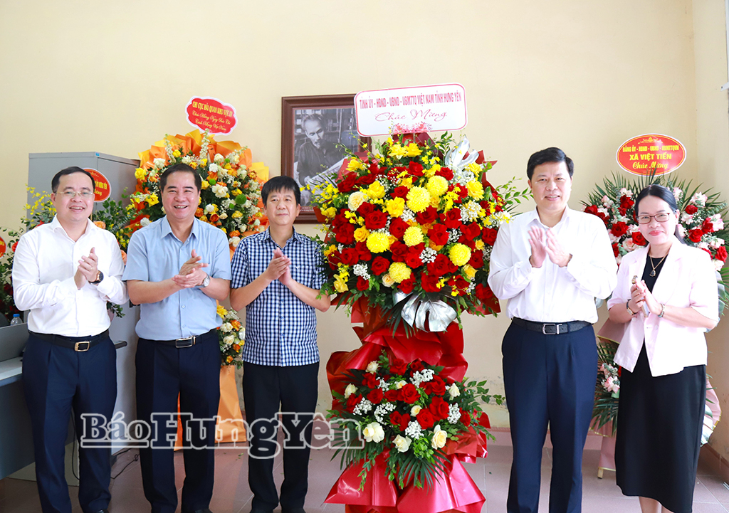 Đồng chí Trần Quốc Toản, Phó Bí thư Thường trực Tỉnh ủy, Chủ tịch Ủy ban MTTQ Việt Nam tỉnh chúc mừng các cơ quan thường trú Báo Nhân Dân, Thông tấn xã Việt Nam tại Hưng Yên