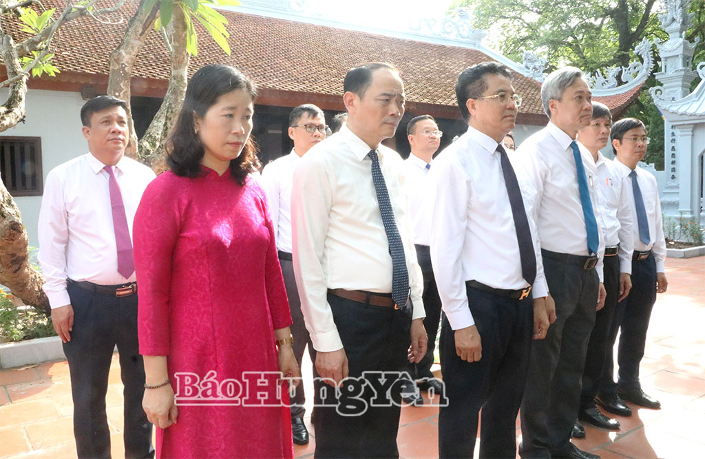 Ban Tổ chức Lễ hội và xúc tiến thương mại Nhãn lồng Hưng Yên dâng hương tại Di tích đình - chùa Hiến