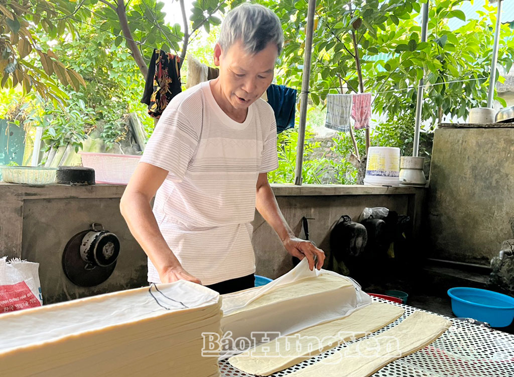 The flame of traditional crafts in Than Khe ignites pride in the homeland.