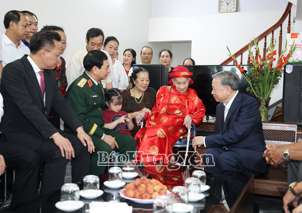 General Secretary To Lam presents gifts to martyr's family in Hoang Hoa Tham Commune