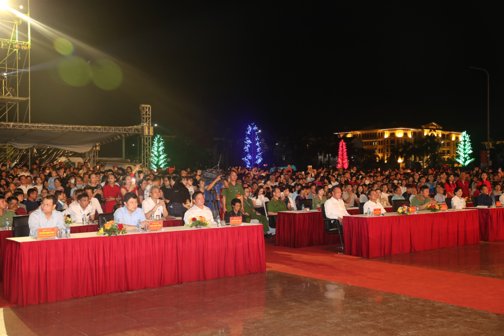 Art program commemorates 110th birthday of General Secretary Nguyen Van Linh and merger of Hung Yen - Thai Binh event