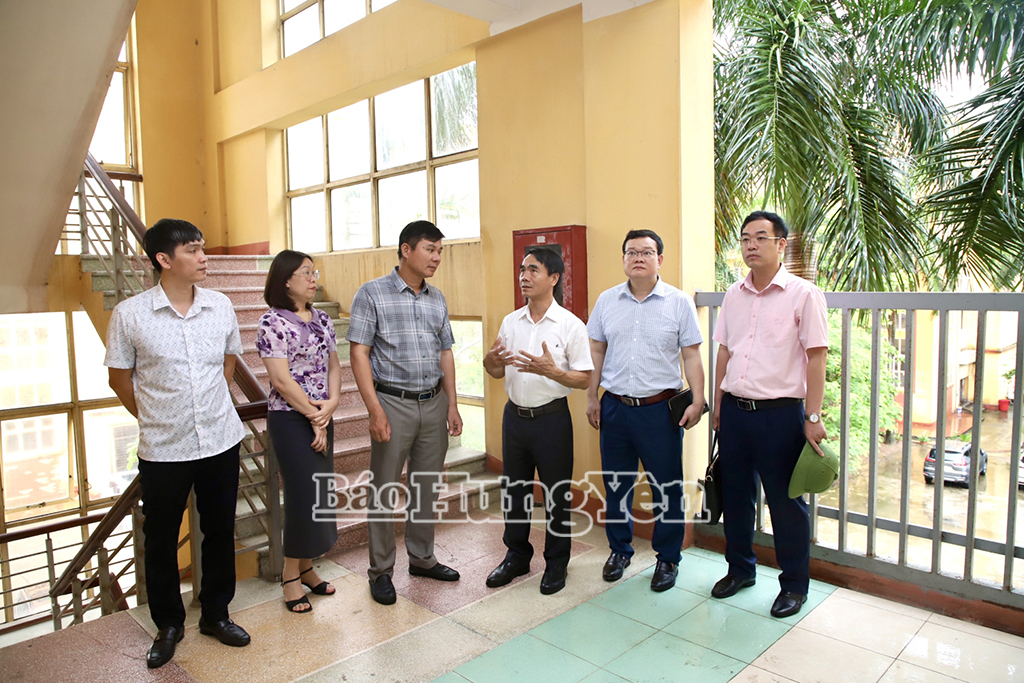 Deputy Chairman of the Provincial People's Committee Nguyen Le Huy inspects official housing allocation for civil servants post-merger