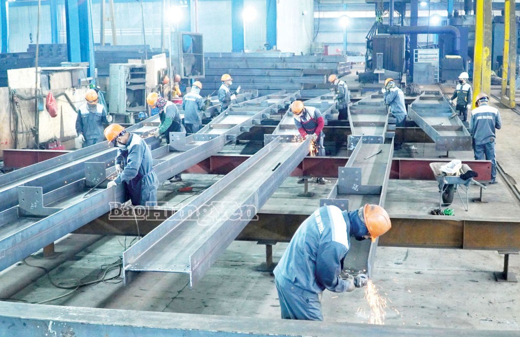 Khí thế thi đua lao động, sản xuất trong doanh nghiệp.