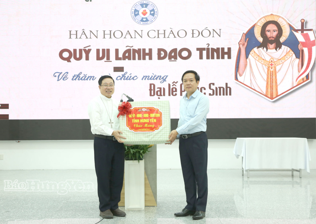 Đồng chí Phạm Quang Ngọc, Ủy viên Ban Chấp hành Trung ương Đảng, Phó Bí thư Tỉnh ủy, Chủ tịch UBND tỉnh chúc mừng Tòa Giám mục Giáo phận Thái Bình nhân dịp đại lễ Phục sinh năm 2026