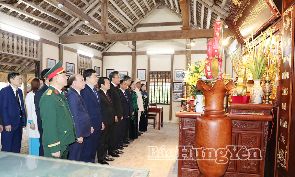 Lãnh đạo tỉnh dâng hương, dâng hoa tưởng niệm Chủ tịch Hồ Chí Minh, đồng chí Nguyễn Đức Cảnh, Tổng Bí thư Nguyễn Văn Linh, các Bà mẹ Việt Nam anh hùng và các anh hùng liệt sĩ Lãnh đạo tỉnh dâng hương, dâng hoa tưởng niệm Chủ tịch Hồ Chí Minh, đồng chí Nguyễn Đức Cảnh, Tổng Bí thư Nguyễn Văn Linh, các Bà mẹ Việt Nam anh hùng và các anh hùng liệt sĩ