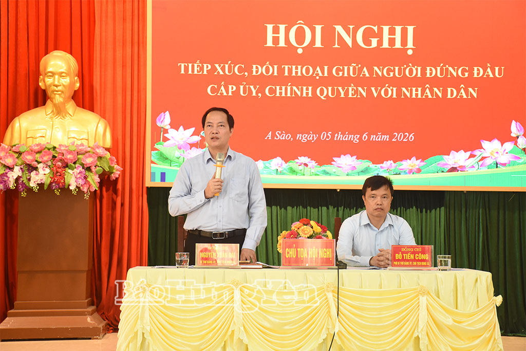 Người đứng đầu cấp ủy, chính quyền xã A Sào tiếp xúc, đối thoại với Nhân dân