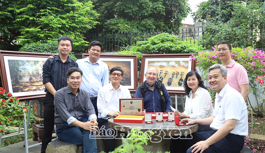 Đồng chí Nguyễn Khắc Hào, nguyên Phó Bí thư Thường trực Tỉnh ủy đạt tước hiệu Nghệ sĩ nhiếp ảnh quốc tế xuất sắc