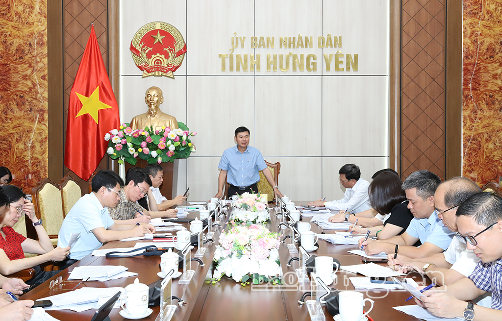 Provincial People's Committee Discusses Decentralization of Socio-Economic Management, Revenue Sources and Spending Tasks