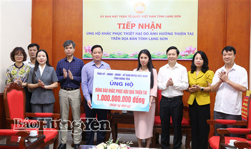 Đoàn công tác của tỉnh Hưng Yên trao kinh phí hỗ trợ nhân dân các tỉnh khắc phục hậu quả thiên tai