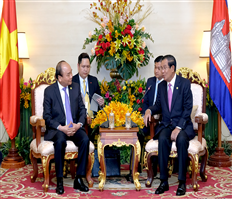 Thủ tướng Nguyễn Xuân Phúc gặp Thủ tướng Campuchia