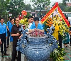 Đoàn đại biểu Tổng LĐLĐVN dâng hương tưởng niệm Tổng Bí thư Nguyễn Văn Linh