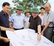 Chủ tịch UBND tỉnh Nguyễn Văn Phóng kiểm tra tình hình thực hiện Dự án Đầu tư xây dựng nâng cấp đê tả sông Luộc kéo dài