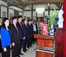 Dâng hương, dâng hoa tưởng nhớ Chủ tịch Hồ Chí Minh, Tổng Bí thư Nguyễn Văn Linh và tưởng niệm các anh hùng liệt sỹ