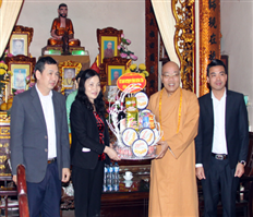 Hung Yen: Visit and present gifts to Buddhist dignitaries