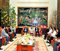 The Party General Secretary offers incense to commemorate the Party General Secretary Nguyen Van Linh