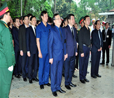Delegation of Hưng Yên province paid homage to Former President Lê Đức Anh