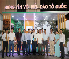 Participating in the "Vietnam's sea and island cultural and tourism heritages" exhibition