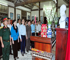 Offer incense and flowers to commemorate President Ho Chi Minh, general secretary Nguyen Van Linh and heroic martyrs