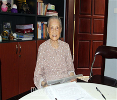 Hung Yen woman hoisted the flag at the declaration of independence ceremony