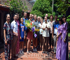 French delegation visited ancient house in Van Giang district