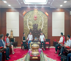 Chairman of the people’s committee Nguyen Van Phong worked with enterprise delegation of Siheung city, Korea