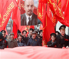 Mãi mãi đi theo ánh sáng của Cách mạng Tháng Mười