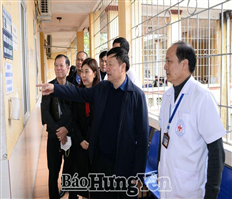 Chairman of the provincial People's Committee Nguyen Van Phong inspected the prevention and control of nCoV epidemic in some hospitals and health centers.