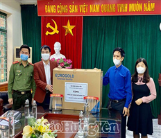 Phuong Chieu Secondary School teacher makes face shields to donate the people in the front of fighting epidemic