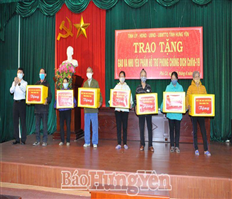 Đồng chí Nguyễn Duy Hưng, Phó Bí thư Thường trực Tỉnh ủy trao gạo và nhu yếu phẩm hỗ trợ các hộ nghèo tại huyện Phù Cừ