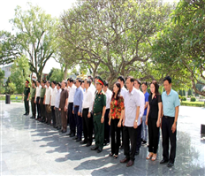 Đoàn công tác tỉnh Hưng Yên dâng hương tri ân các anh hùng liệt sỹ tại Điện Biên