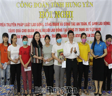 Đồng chí Phó Bí thư Thường trực Tỉnh ủy Nguyễn Duy Hưng thăm, làm việc với doanh nghiệp và tặng quà công nhân, người lao động