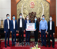 Deputy Minister of Health Do Xuan Tuyen inspects the prevention and control of Covid-19 epidemic in Hung Yen province
