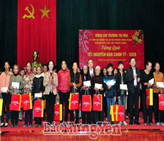 Đồng chí Trưởng ban Dân vận Trung ương Trương Thị Mai tặng quà Tết người nghèo, người có hoàn cảnh khó khăn ở huyện Khoái Châu