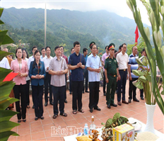 Đoàn công tác của Tỉnh ủy, HĐND, UBND, Ủy ban MTTQ Việt Nam tỉnh viếng Nghĩa trang liệt sỹ quốc gia Vị Xuyên, tỉnh Hà Giang