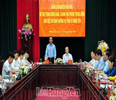 Secretary of the Central Party Committee and Chief of the Central Party Committee’s Office Nguyen Van Nen works with the Standing Committee of Hung Yen Provincial Party Committee