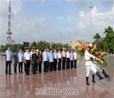 Dâng hương, dâng hoa nhân kỷ niệm 105 năm ngày sinh Tổng Bí thư Nguyễn Văn Linh