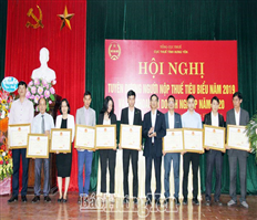 Hung Yen praises typical taxpayers and has a dialogue with businesses