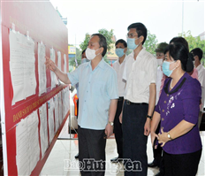 Các đồng chí lãnh đạo tỉnh Hưng Yên kiểm tra công tác bầu cử