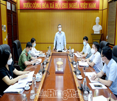 Provincial Party Secretary Do Tien Sy works with the Management Board of the Industrial Parks of the province on the Covid-19 epidemic prevention and control