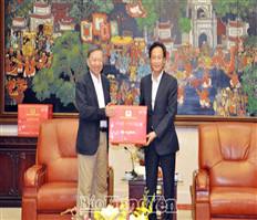 Comrade General To Lam, Politburo member, Minister of Public Security visits and presents Tet gifts in the province