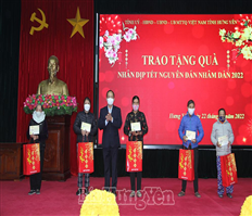 Đồng chí Phó Bí thư Tỉnh ủy, Chủ tịch UBND tỉnh Trần Quốc Văn thăm, tặng quà Tết tại thành phố Hưng Yên