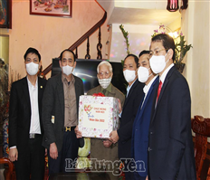 Comrade Deputy Party Secretary, Chairman of the Provincial People's Committee Tran Quoc Van visits and presents Tet gifts in Hung Yen city