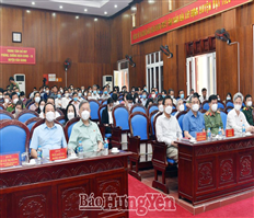 Comrade Minister of Public Security To Lam and the Provincial National Assembly’s deputies meet with voters in Van Giang district