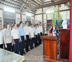 To offer incenses and flowers in memory of President Ho Chi Minh, General Secretary Nguyen Van Linh and heroic martyrs