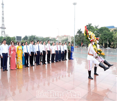 Đồng chí Phó Chủ tịch Thường trực Quốc hội Trần Thanh Mẫn dâng hoa tưởng nhớ Tổng Bí thư Nguyễn Văn Linh