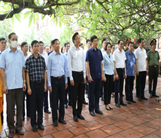 Các đồng chí lãnh đạo tỉnh dâng hương, dâng hoa tại Di tích lịch sử Quốc gia Địa điểm cây đa và đền La Tiến